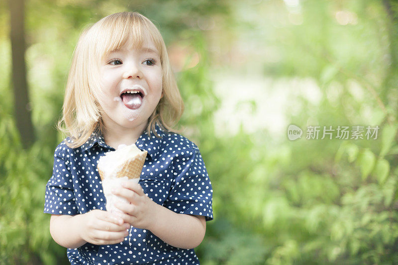 小孩在公园里吃冰淇淋