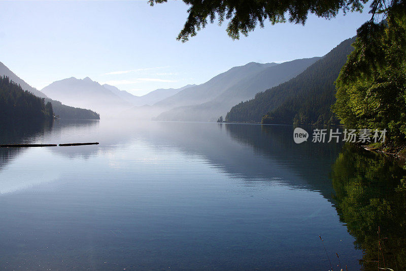 美丽的湖面新月