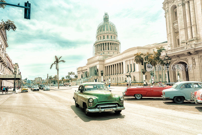 哈瓦那国会大厦前的一辆旧美国车