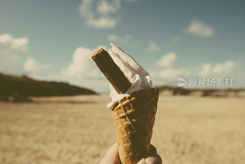 康沃尔纽基波思海滩的老式电影色调冰淇淋。