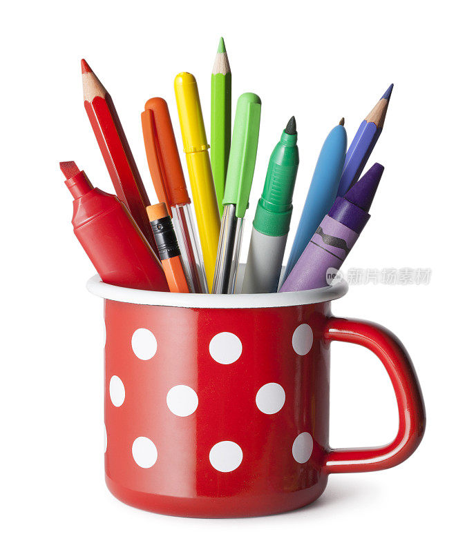 有彩色笔和铅笔的笔筒