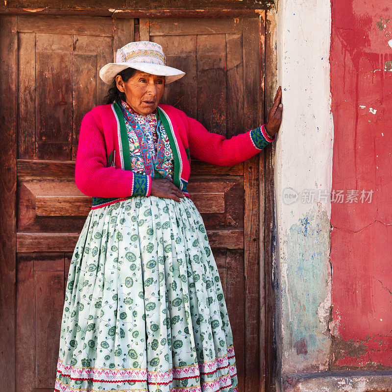 一名秘鲁妇女在秘鲁Chivay的Colca山谷附近