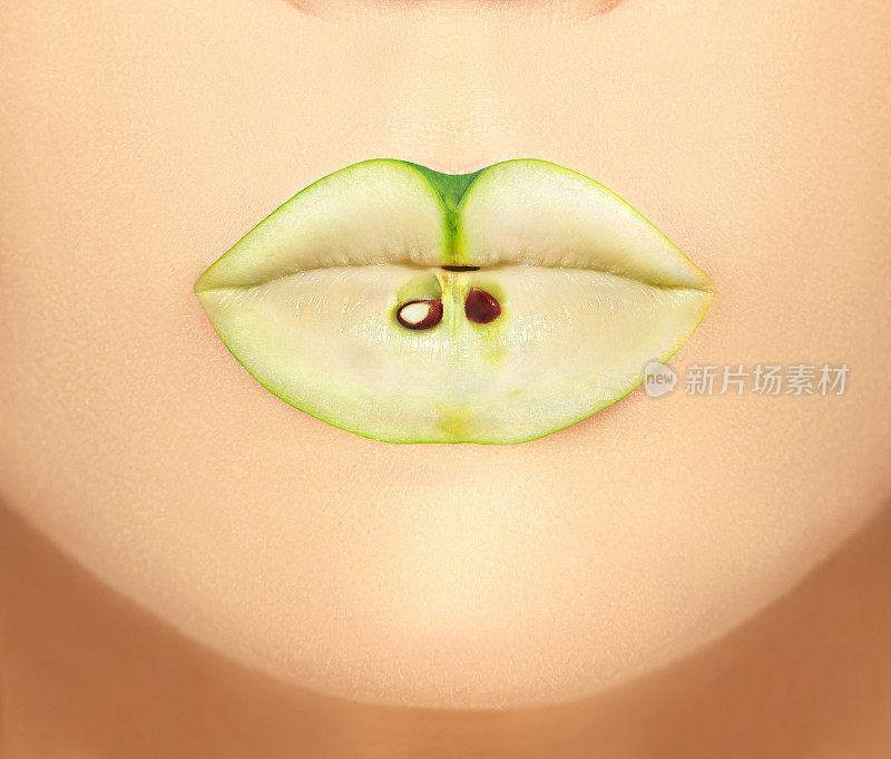 女人的嘴唇涂着水果色的唇彩
