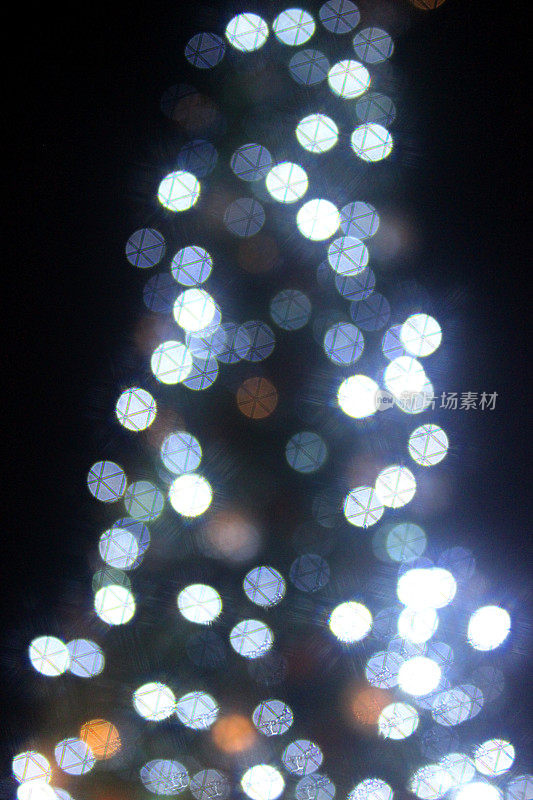 散焦圣诞树的形象，白色的led童话灯，夜晚的背景，散焦