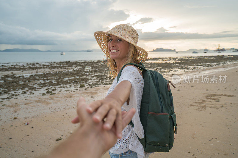 跟随我的概念-旅行女孩领先男友