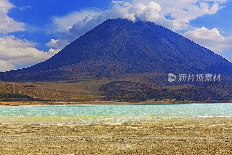 令人印象深刻的绿色湖泊反射，利坎卡布尔和田园诗般的阿塔卡马沙漠，火山景观全景-波托西地区，玻利维亚安第斯，智利，Bolívia和阿根廷边境