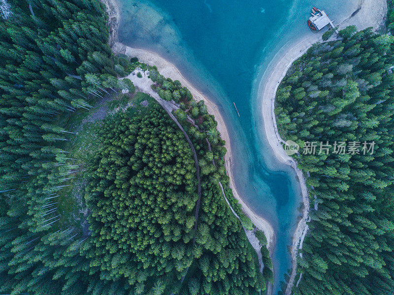 从上面看湖泊和森林