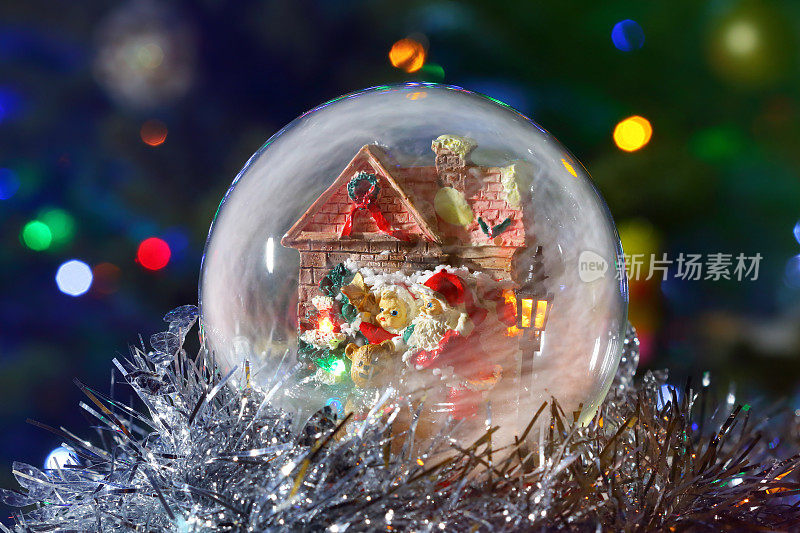 有圣诞老人和灯笼的发光的雪花球。长时间曝光