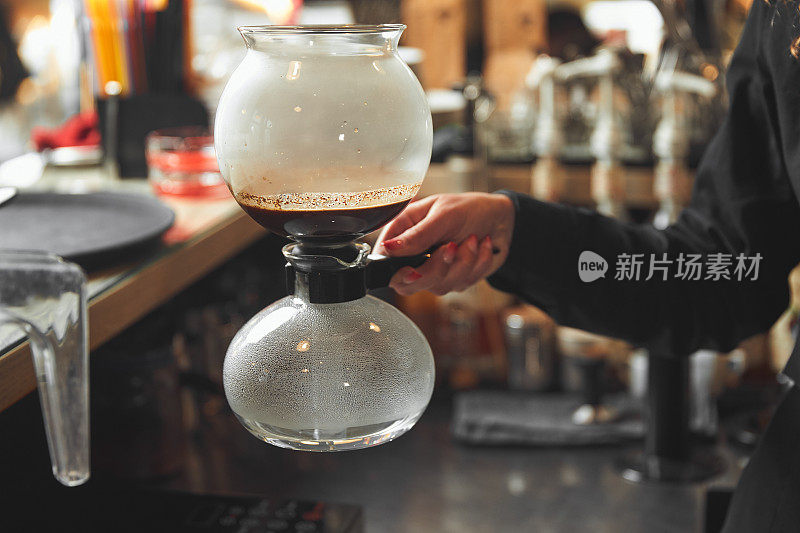 慢滤咖啡的制作过程。