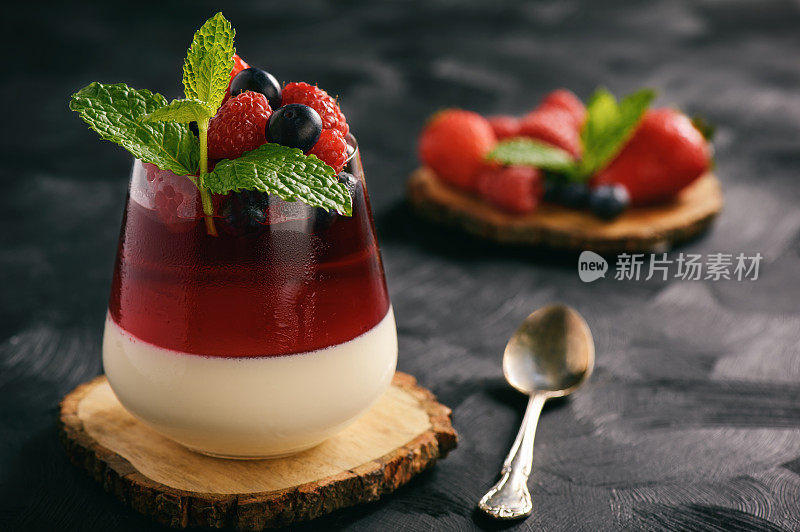 意大利甜点-意式奶冻配浆果和浆果果冻。