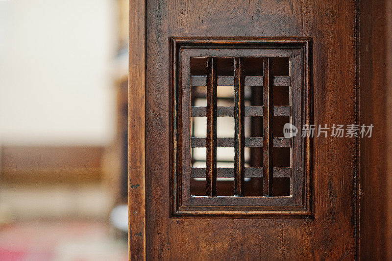 教堂忏悔室的木窗