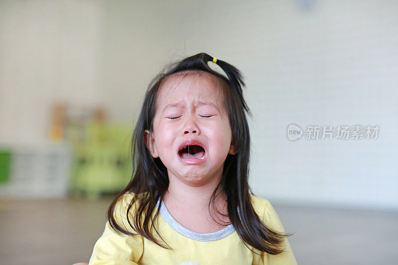 小女孩哭着，泪流满面。