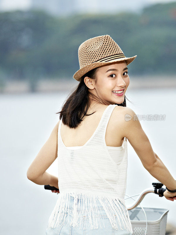 年轻的亚洲女子骑自行车