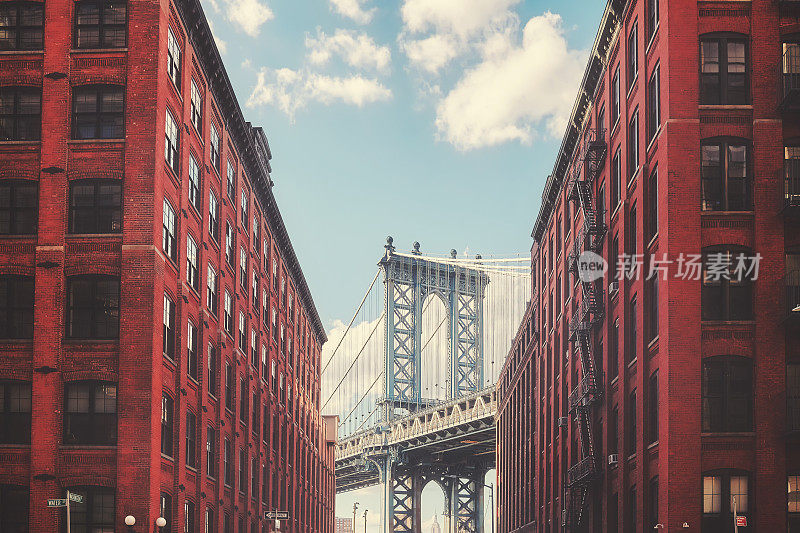 从美国纽约市的小飞象看曼哈顿桥。