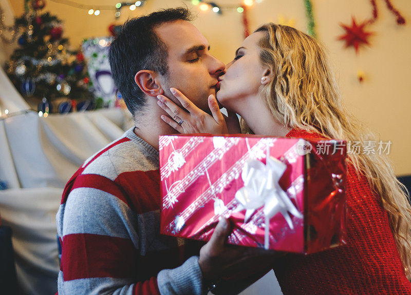 男人把吻当成礼物送给他的女人