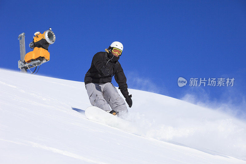 年轻人在阳光明媚的滑雪胜地Dolomites滑雪板滑雪在意大利业余冬季运动