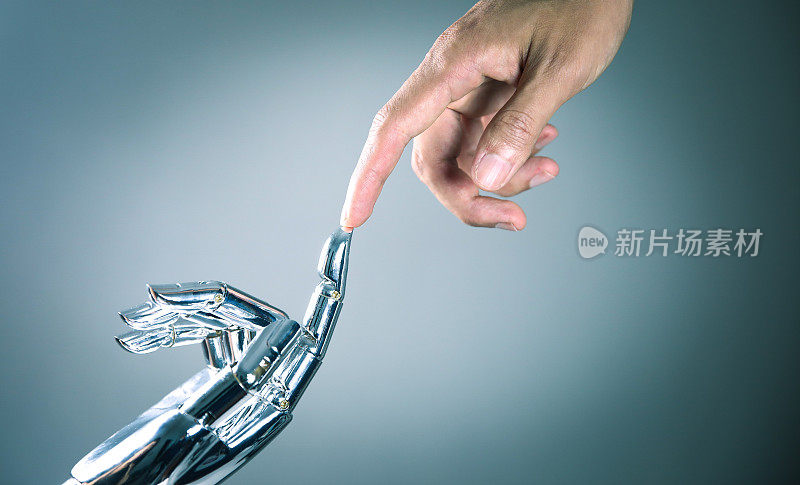 人类和机器人的手连接