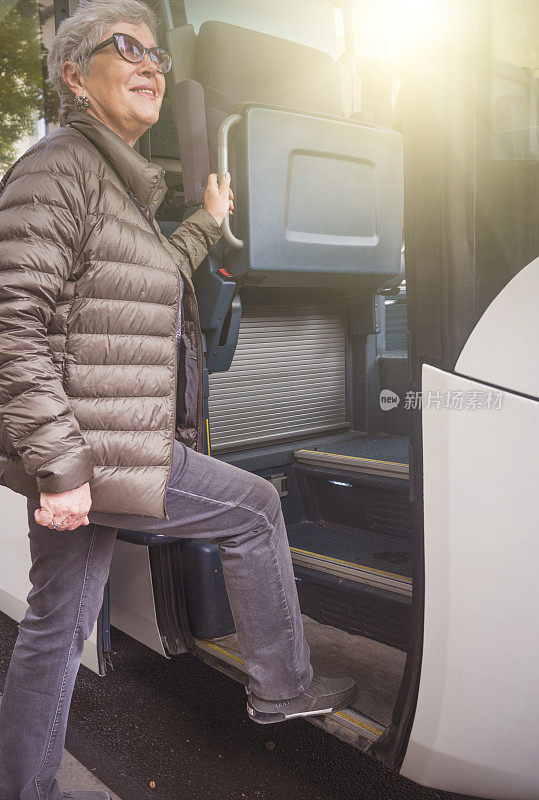 年轻女子跨进公共汽车