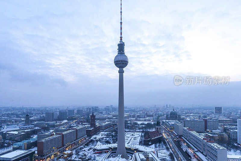 柏林电视塔Fernsehturm的标志性冬季城市景观黄昏