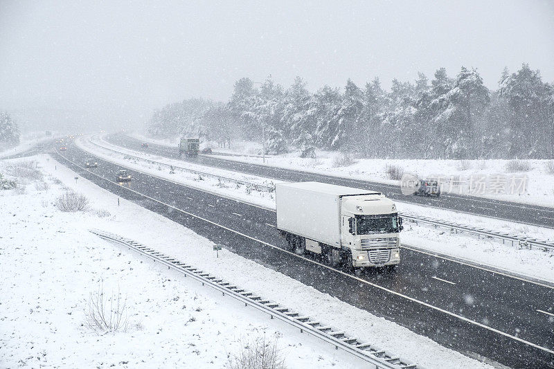 冬季暴风雪期间高速公路上的交通