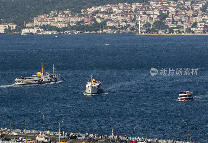 土耳其伊斯坦布尔，金角湾和加拉塔大桥附近的客船