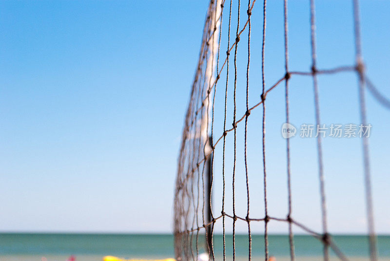 网为排球近距离连接绳索的背景上，海岸的海，蔚蓝的天空，海滩休息夏季运动比赛