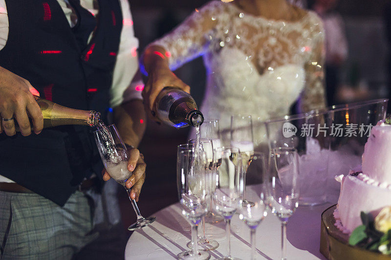 新娘和新郎倒香槟