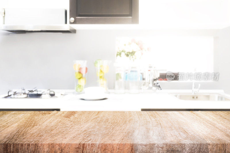 空木桌和模糊的厨房背景展示或蒙太奇您的产品
