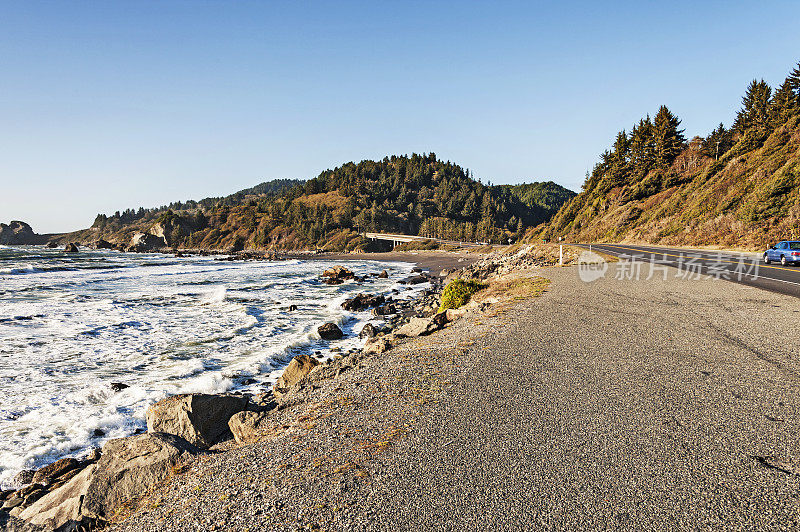 北加州的海岸线桥梁和公路与车辆