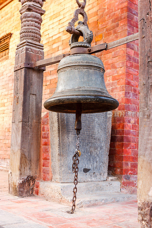 尼泊尔帕坦杜巴广场的铜钟