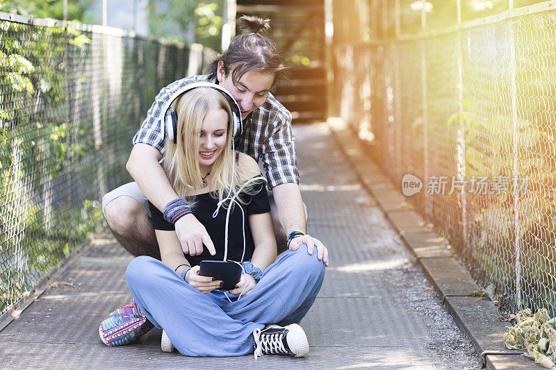 年轻夫妇在数字平板电脑上玩社交媒体