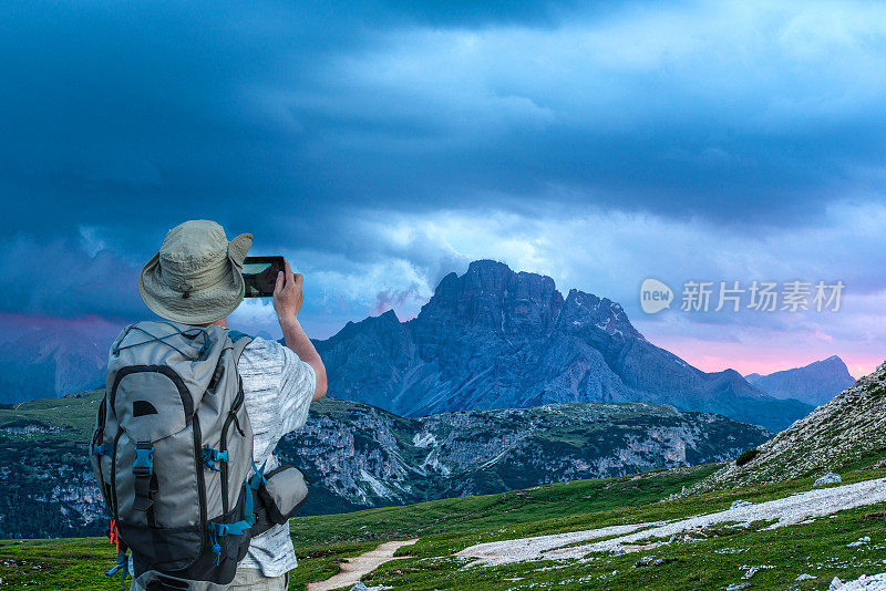 一名男子拍下了山顶上的日落