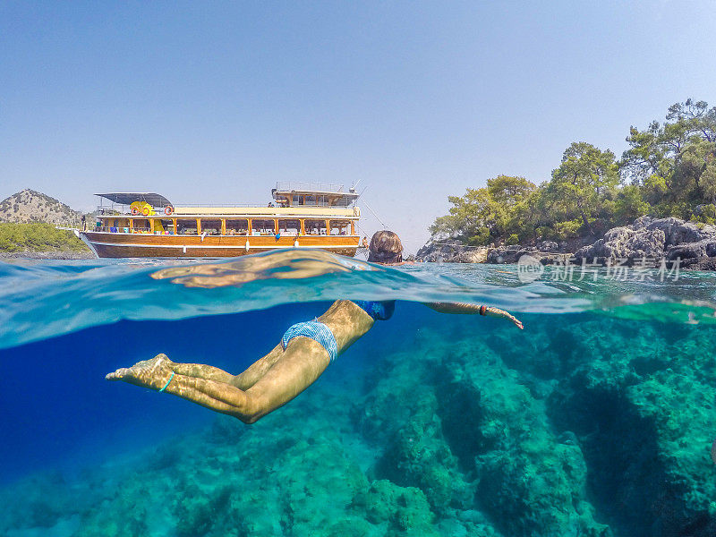 Göbün湾在Göcek。漂浮在海底的女士。