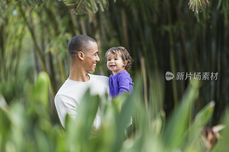 年轻的混血儿和他16个月大的女儿