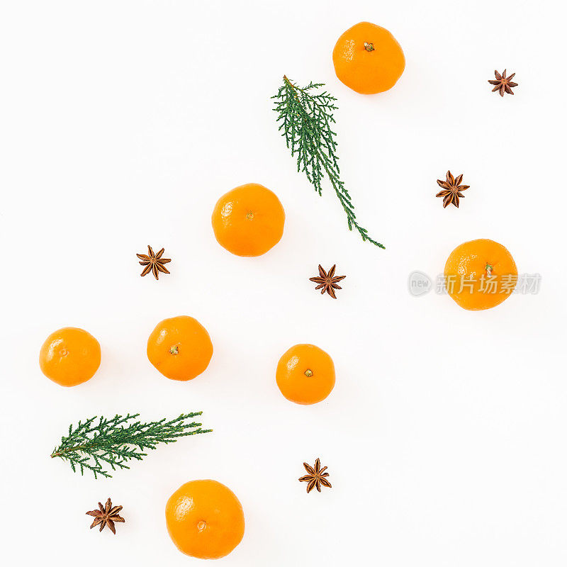 新年静物画由柑橘，茴香和冷杉枝在白色的背景。平的。俯视图