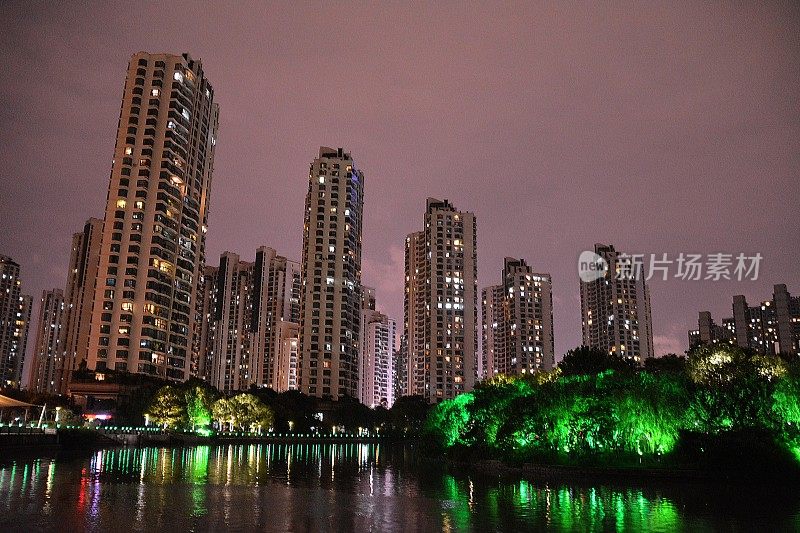 晚上苏州河上的住宅楼，中国上海