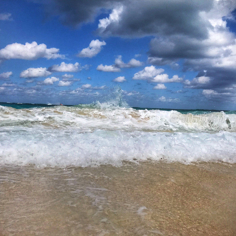 大西洋的海浪，就像在天堂岛，巴哈马看到的。