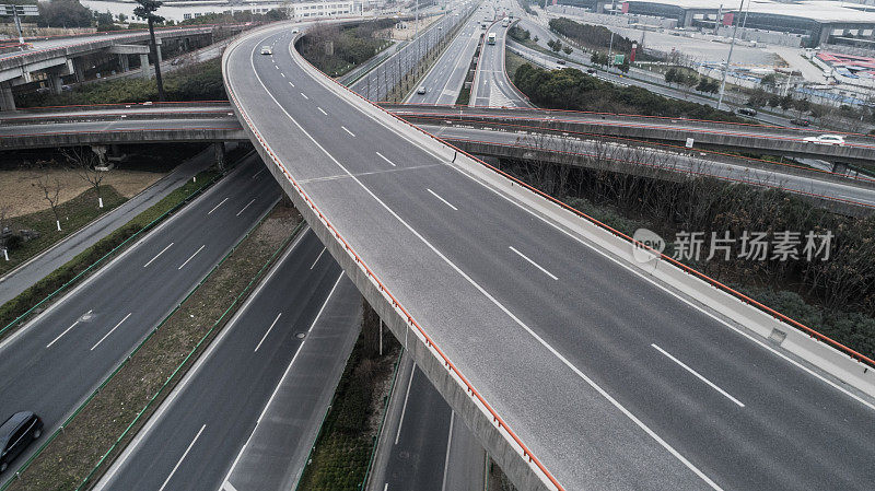 多云天气城市公路和立交桥鸟瞰图