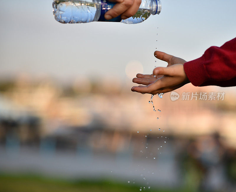 有水溅的手