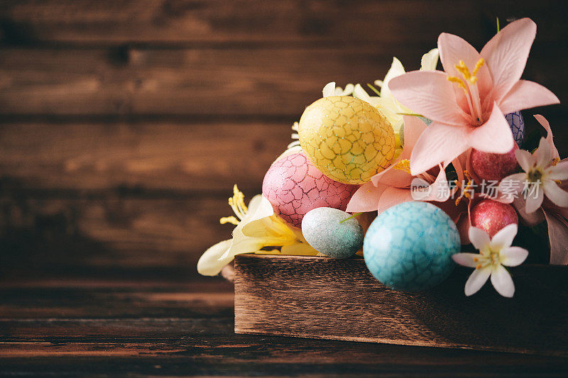 复活节中心装饰有百合花和复活节彩蛋