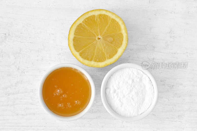 用柠檬汁、蜂蜜和小苏打制成的自制面膜