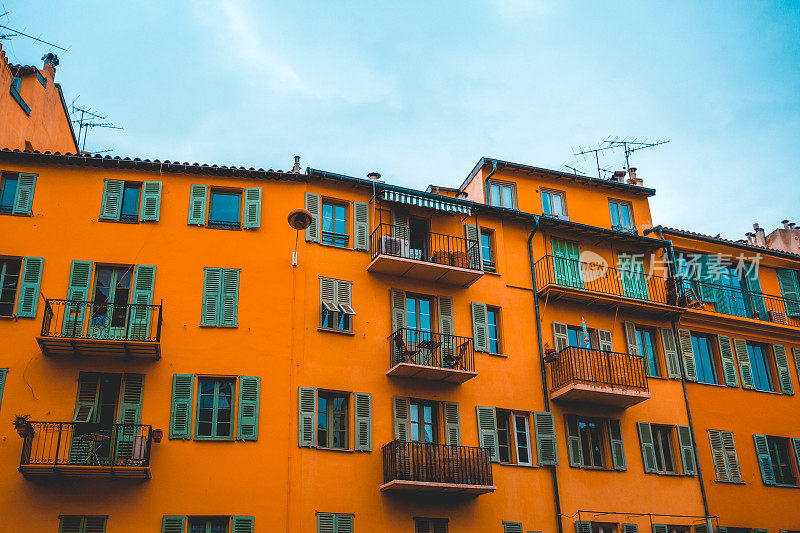 地中海风格的橙色公寓综合体