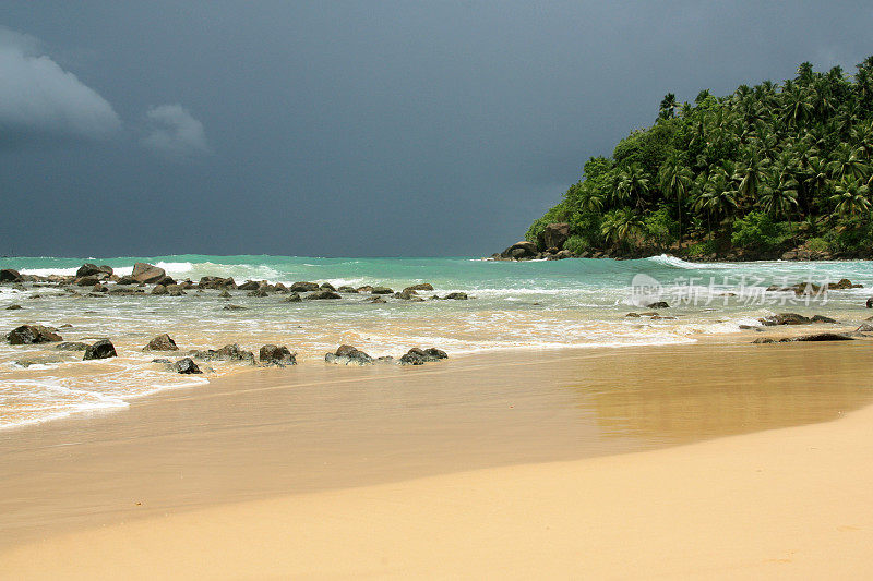 美丽的海滩在马里萨，斯里兰卡