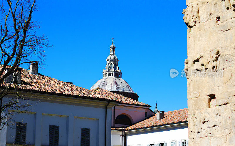 意大利帕维亚:圣母大教堂的穹顶，蓝天