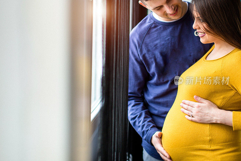 幸福的孕妇和丈夫要生孩子了