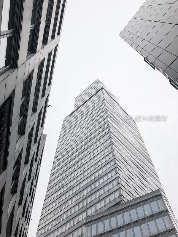 摩天大楼的低角度视图