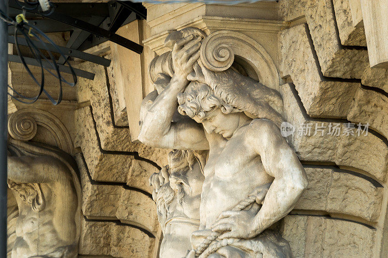 匈牙利布达佩斯的纪念性建筑:正面的雕塑