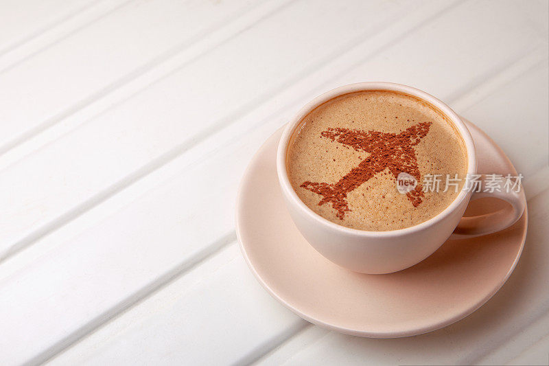 一杯有泡沫的飞机咖啡早上的咖啡