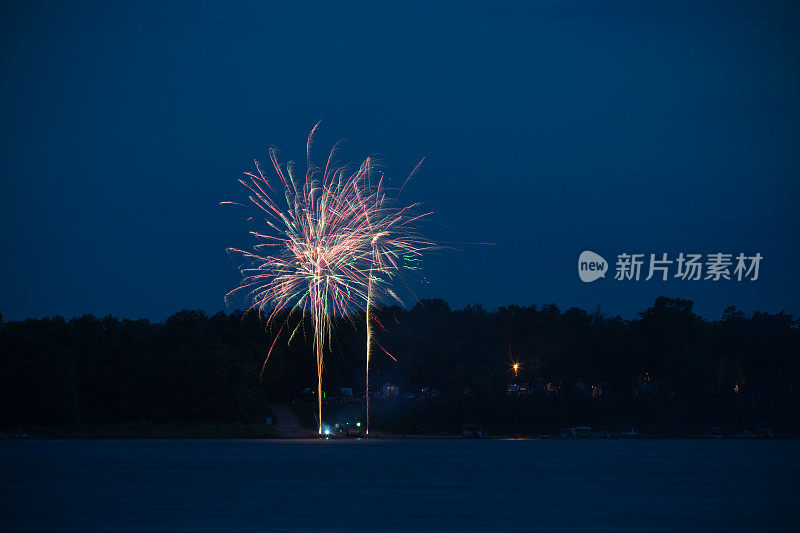 烟花在湖