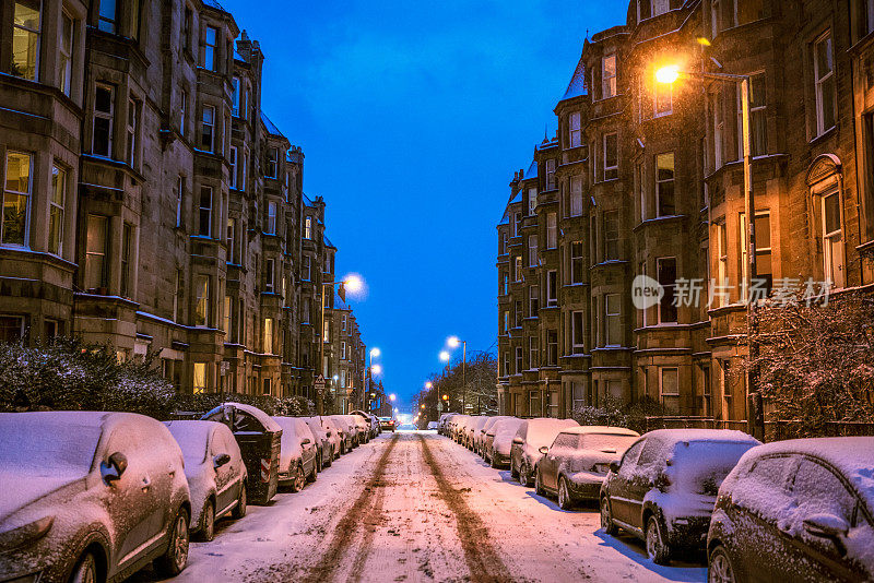 英国住宅区城市的街道在冬天下雪